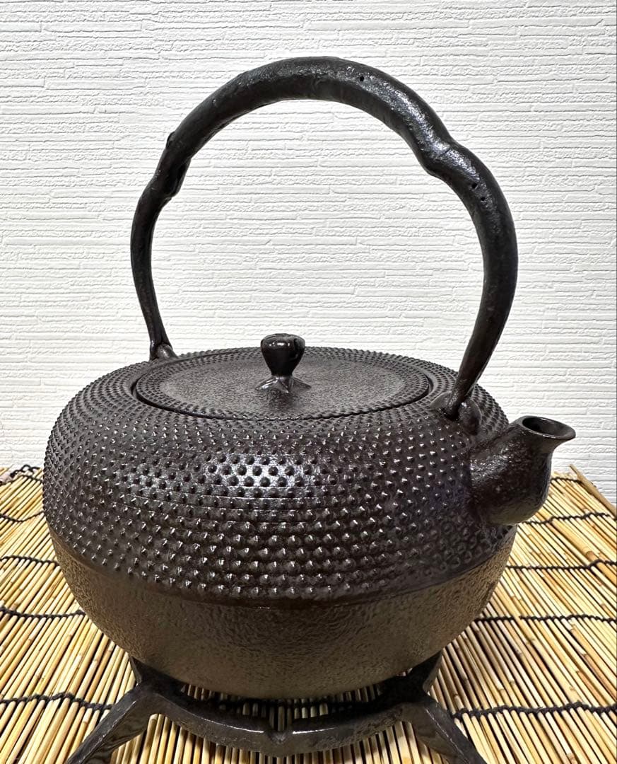 未使用、栞、タグ付 金澤鶴斎(千代吉)造 南部形２０型 姥口アラレ　南部鉄瓶