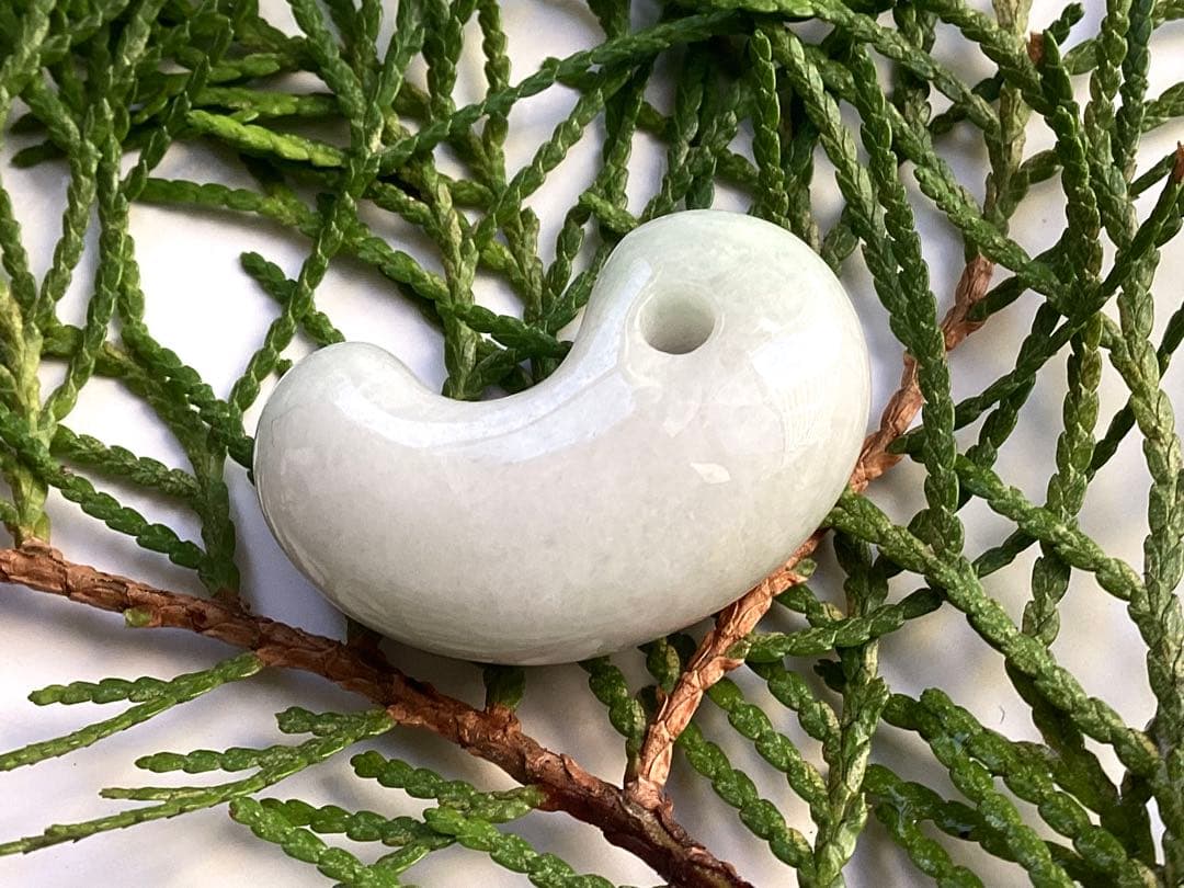 ✳️最後の1個 極上ラベンダー 糸魚川翡翠勾玉 お身近に本物の御守り石