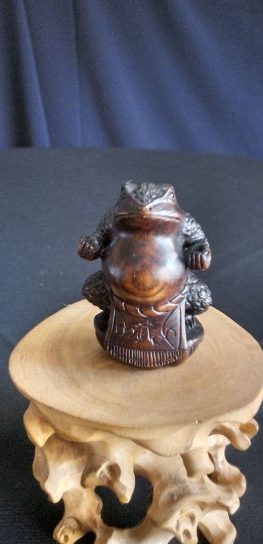 根付け、木彫カエル彫刻 約5cm ダークブラウン、重さ約23g