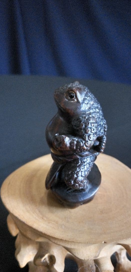 根付け、木彫カエル彫刻 約5cm ダークブラウン、重さ約23g