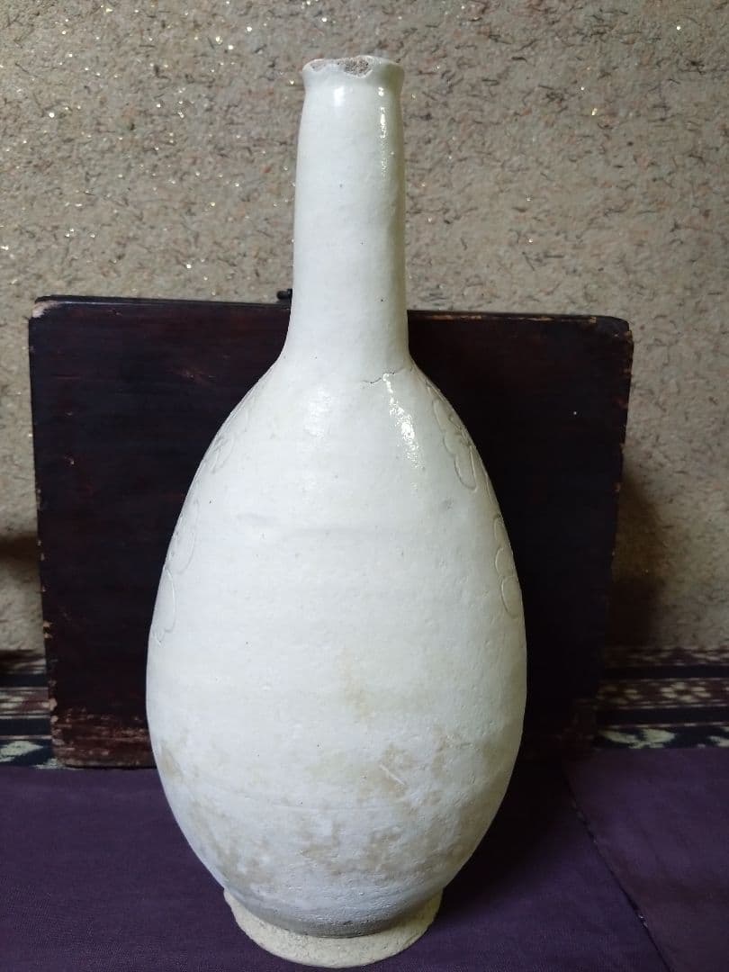 遼時代 白釉 陰刻 芍薬紋 皮嚢壺 鶏冠壺 - メルカリ