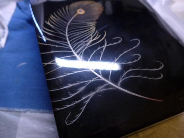 美しい黒塗りの文箱です。青貝の象嵌があり意匠が綺麗です。勲章の副賞です