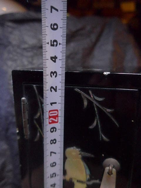 黒漆の象嵌の入った小引き出しです。韓国製です