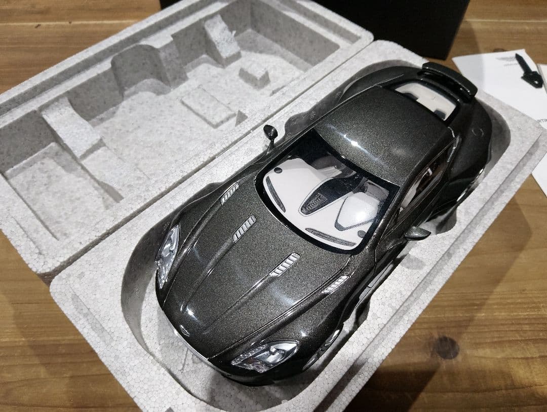 1/18 オートアート　アストンマーティン ONE-77　ミニカー　グレー