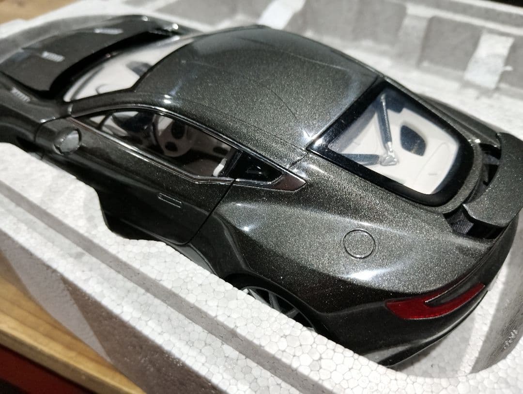 1/18 オートアート　アストンマーティン ONE-77　ミニカー　グレー