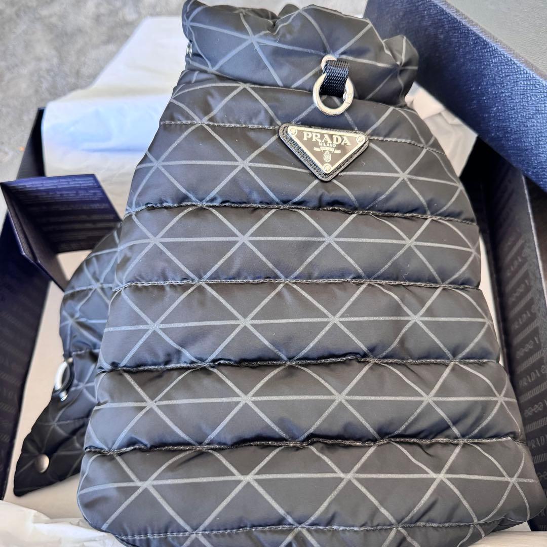 プラダ ダウンジャケット 犬用 ペットダウン prada 黒 トライアングル