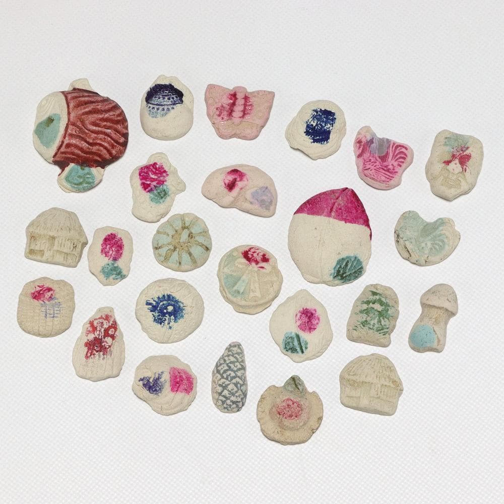 160B 古い 白い 泥めんこ 24点 素焼き おはじき 160B 古い 白い 泥めんこ 24点 素焼き おはじき 泥面子 鉛メンコ 泥