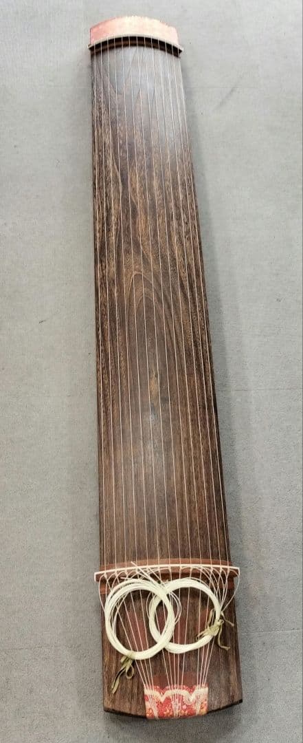 y 木製琴 13弦 赤い装飾付き