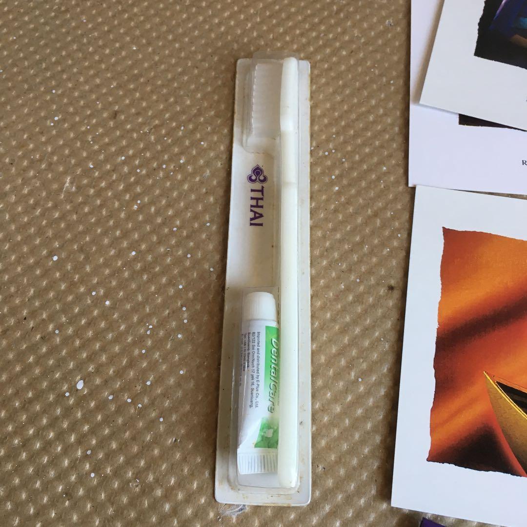 0674 タイ国際航空 絵葉書、ボールペン ほか 破産申請、運航継続中