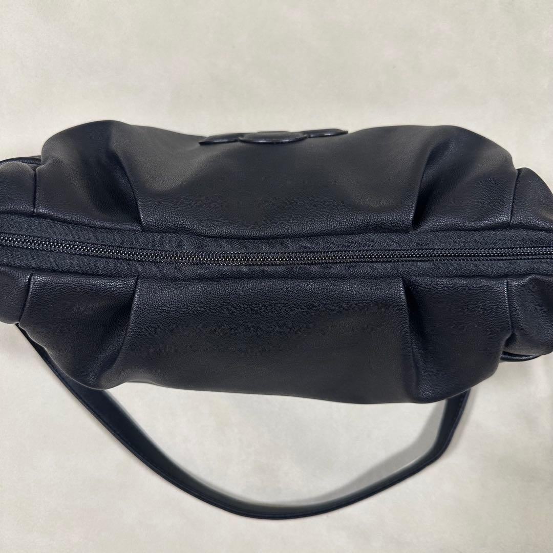 新品未使用 マリークワント デイジー ロゴ ショルダーバッグ 黒 大容量 人気