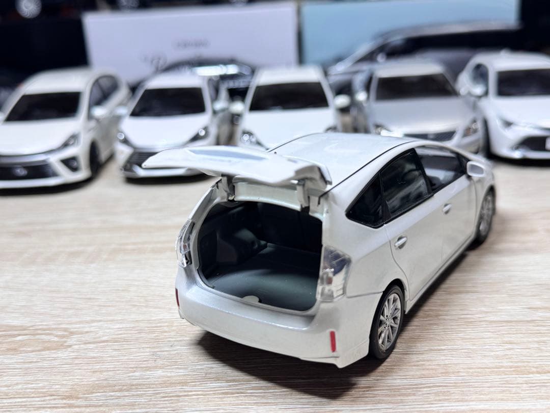 トヨタ カラーサンプル ミニカー 1/30 プリウスα ホワイトパール