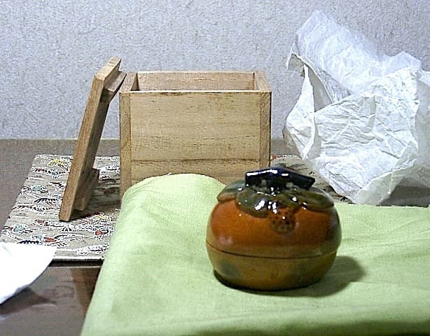 嵯峨焼 落柿舎 造 柿（俳句入）香合 無傷 共箱 保証。