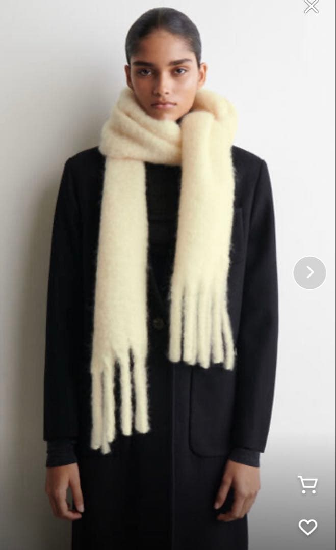 COS フリンジブラッシュドモヘアマフラー バターミルク - メルカリ