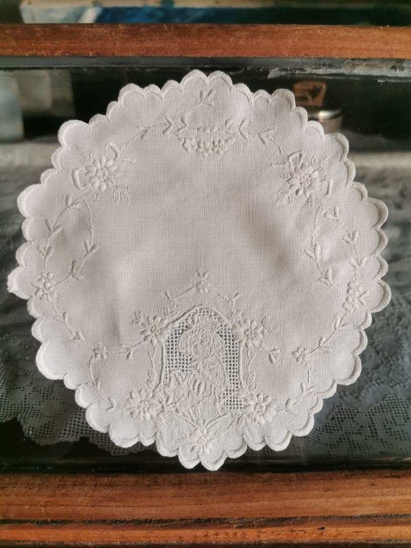 アンティークスイス ボネの少女アペンツェル刺繍 格子フレーム