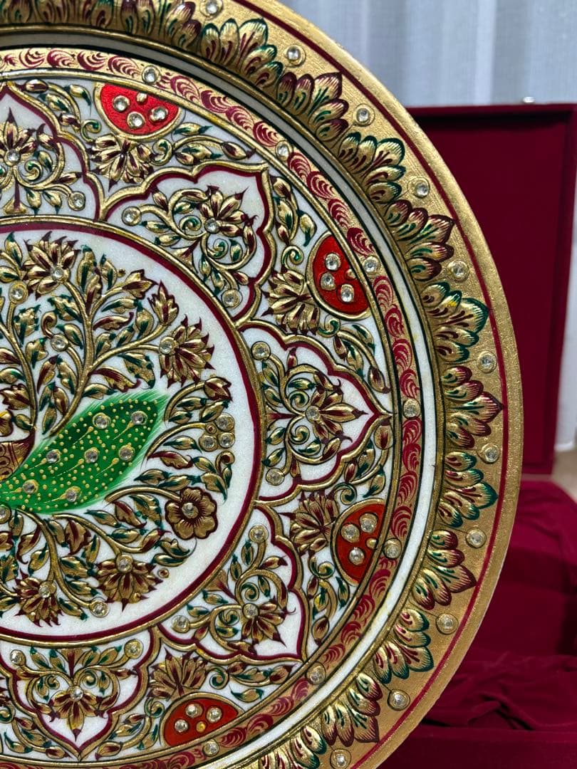 孔雀デザインの装飾皿　インド　india 大理石　金細工　美術　芸術　伝統工芸
