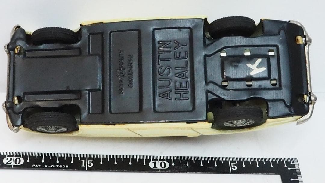 萬代屋【オースチン ヒーレー100SXクーペ白ソフトトップ】ブリキ tin 箱無