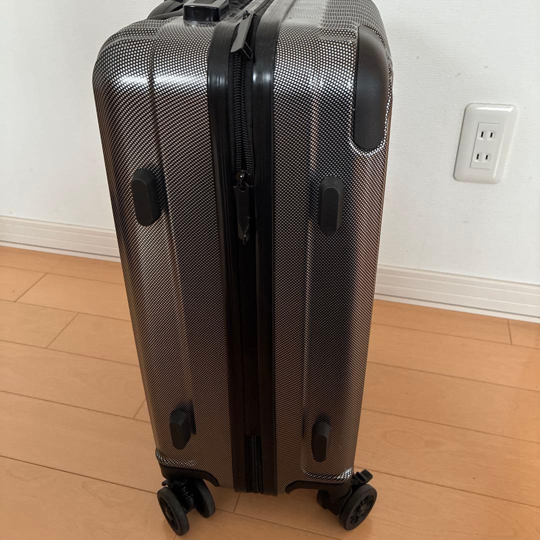 シルバー ハードケースキャリーケース 中型 TSAロック付き - メルカリ