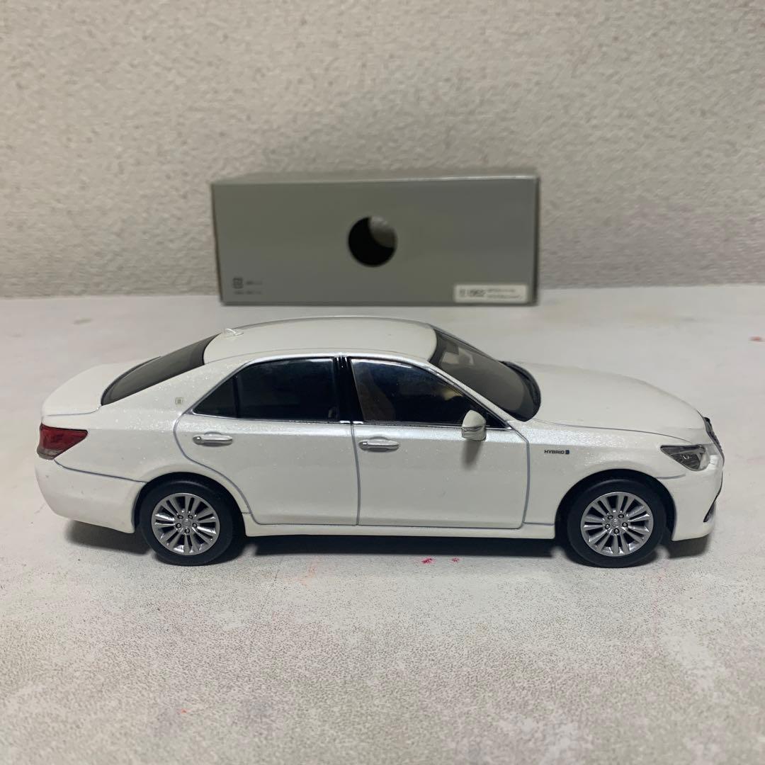 1/30 トヨタ クラウンロイヤル ミニカー　ホワイトパールクリスタルシャイン