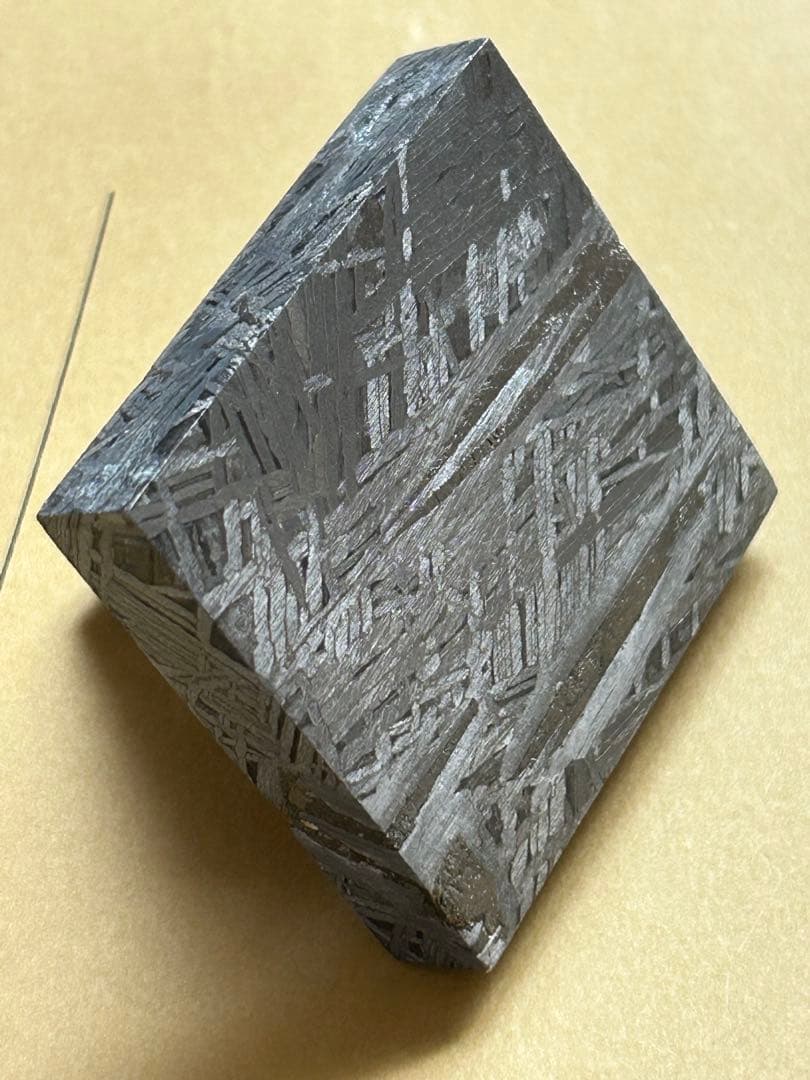 アルタイ鉄隕石。美しい四角形。約212.12g アルタイ隕石 発見地:中国