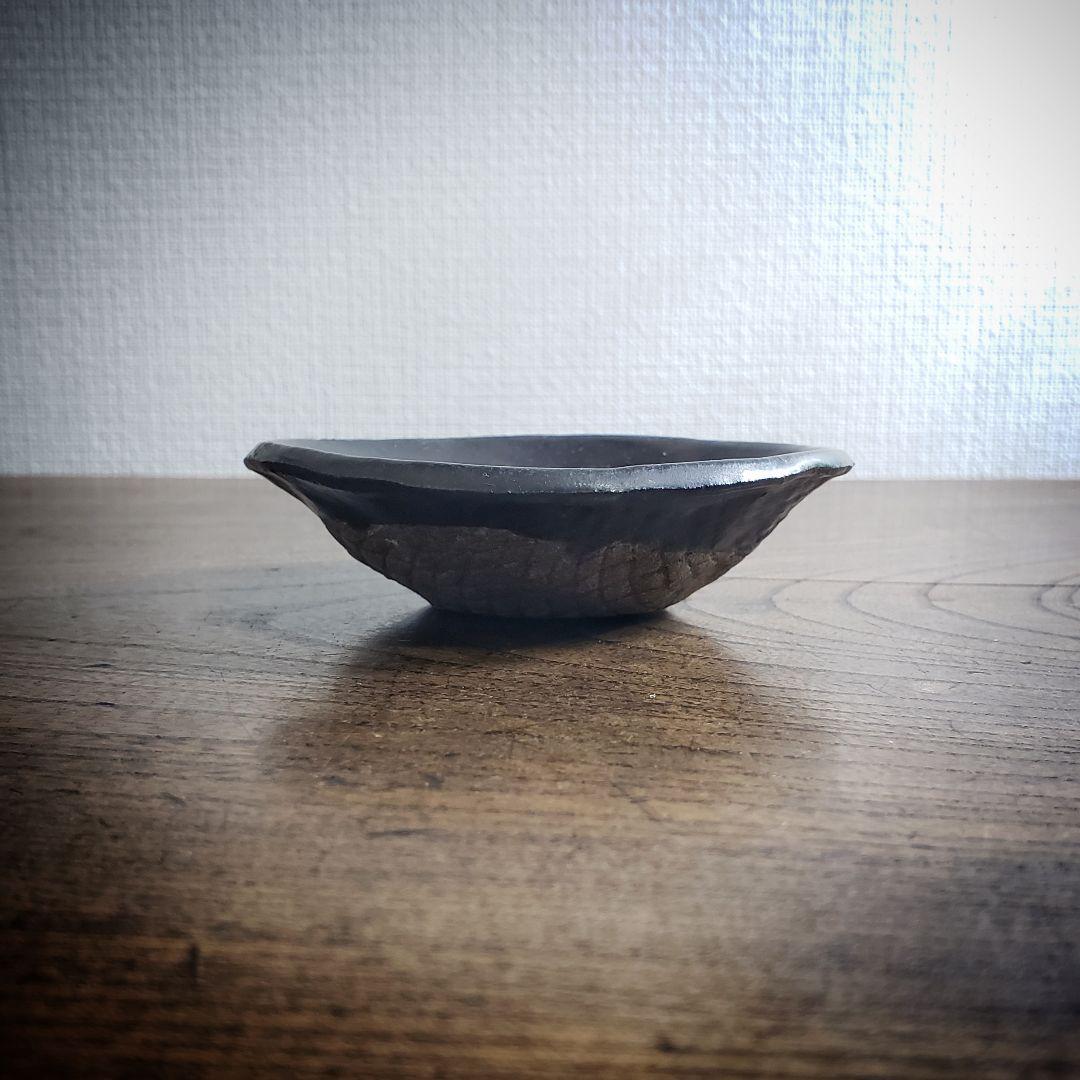 小皿 江戸前期 美濃 瀬戸黒 花型 型押し 蛇肌