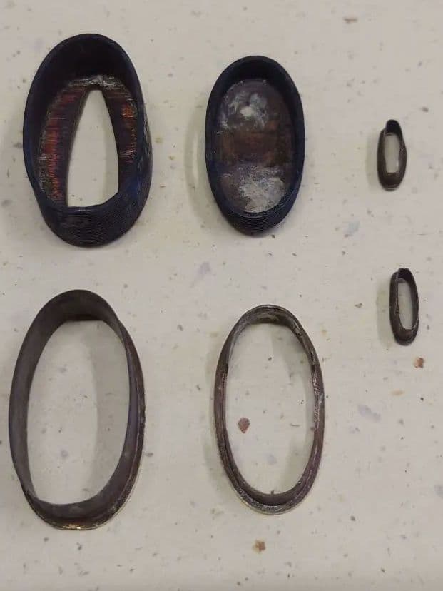 縁頭、赤銅地に筋模様、入れ子