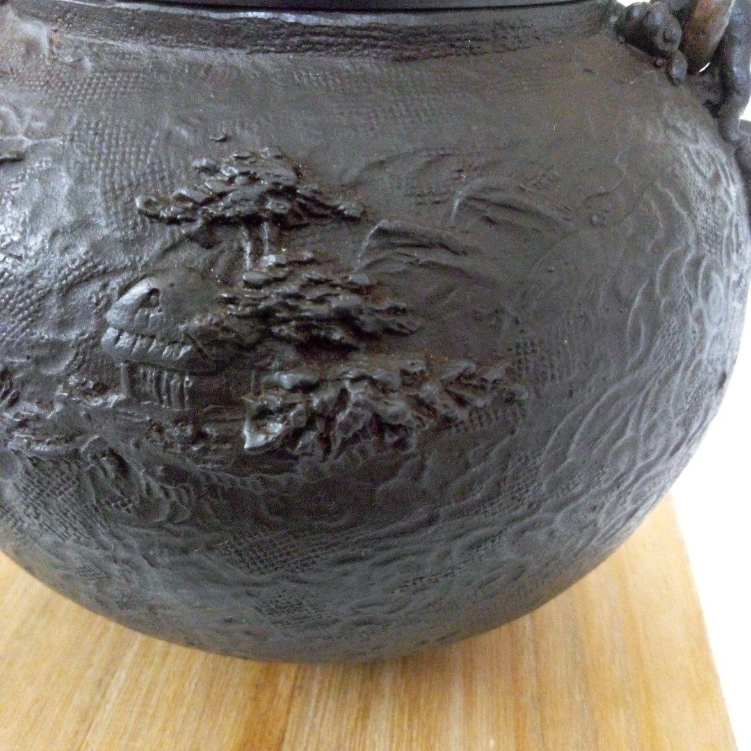 亀文堂造 鉄瓶 楼閣山水盛上紋様 霊芝銅持手