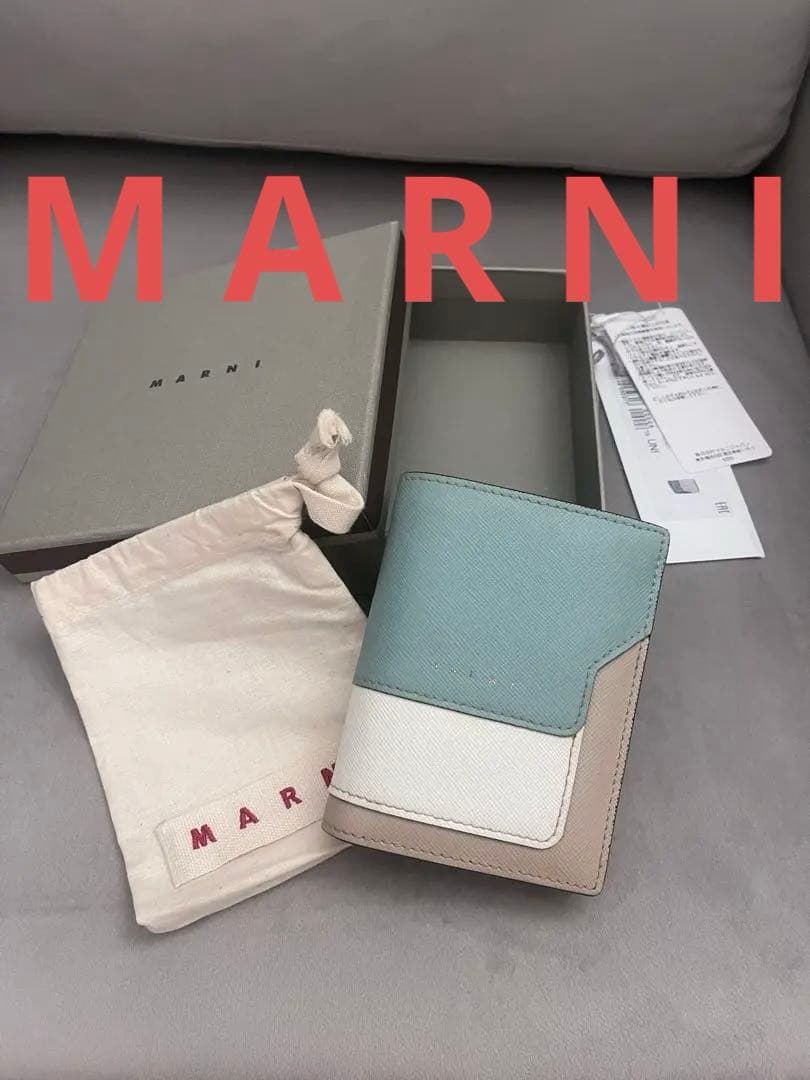 完売品 美品 MARNI 二つ折り財布 牛革 ティーグリーン ライムストーン 完売品 美品 MARNI 二つ折り財布 牛革 ティーグリーン ライム