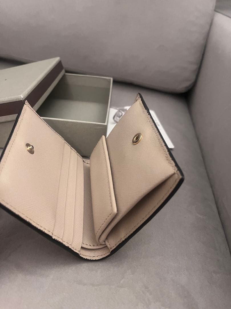 完売品 美品 MARNI 二つ折り財布 牛革 ティーグリーン ライム