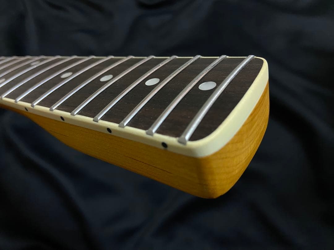 ストラトキャスターラージヘッドNo1バインディング　ローズネック