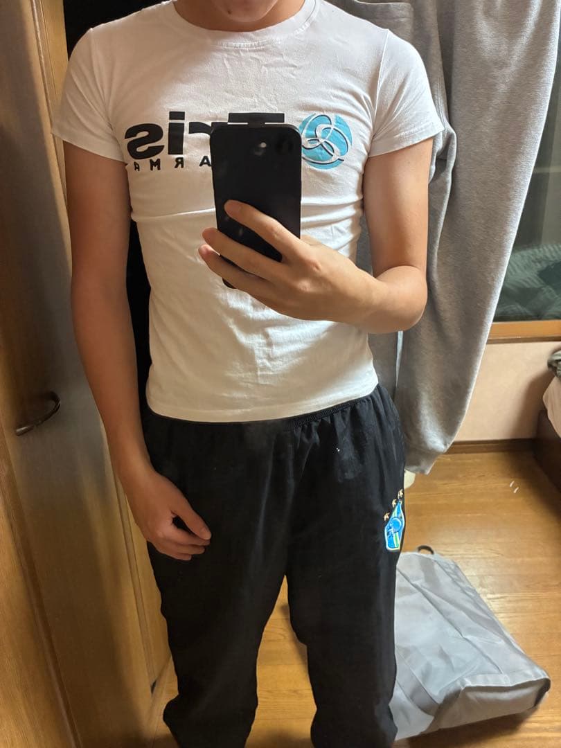 Tris pharam teeシャツ macra着用