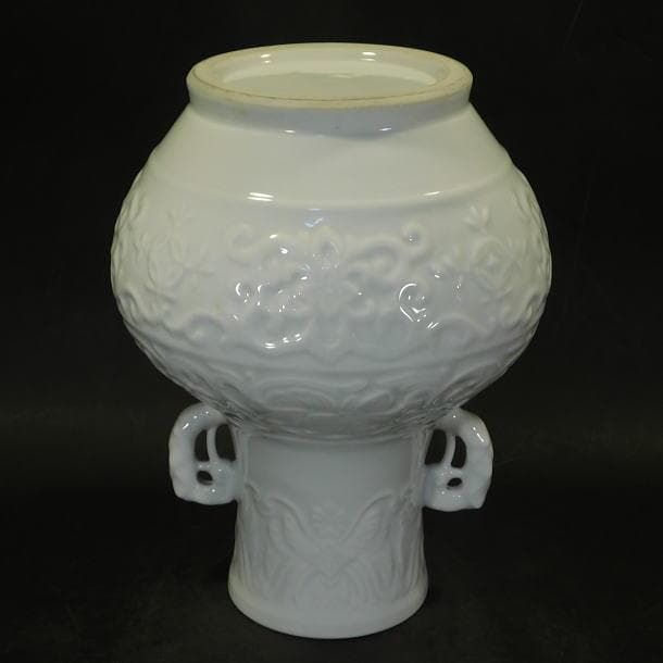 茶道具 六代 小笠原 長春造 鍋島焼白磁陽刻紋 耳付花瓶（共箱）】 【