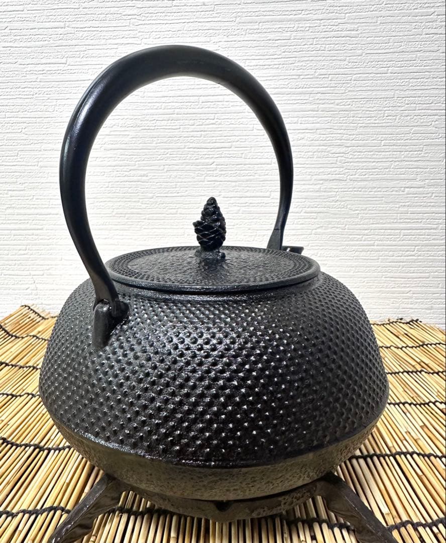 未使用、保管品、付属品付　南部岩鋳造　１８型平アラレ　南部鉄瓶　南部鉄器　鉄瓶