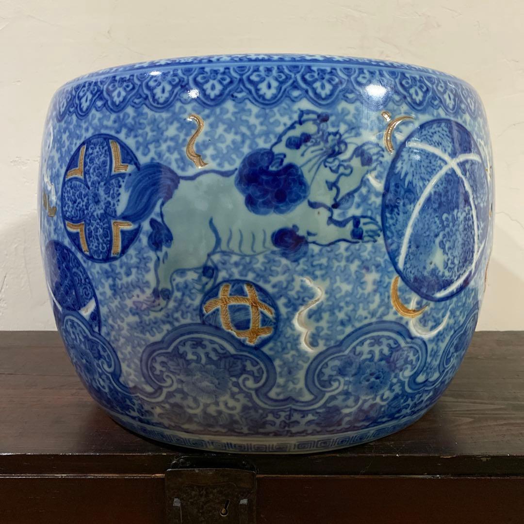 可愛い獅子が手毬で遊ぶ図柄の大きな火鉢 伊万里 伊万里 色絵 獅子草花