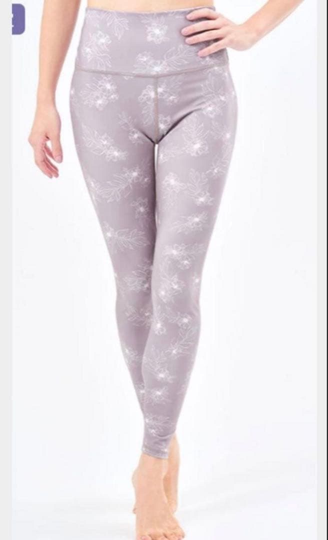 LAVA SUKALAフラワープリントカバータンクトップ　レギンスセット