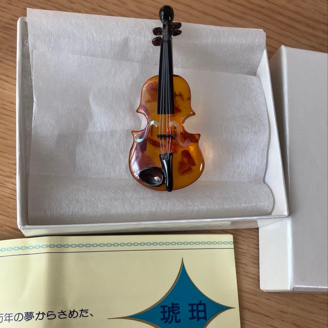 琥珀バイオリン型ブローチ￼ - メルカリ