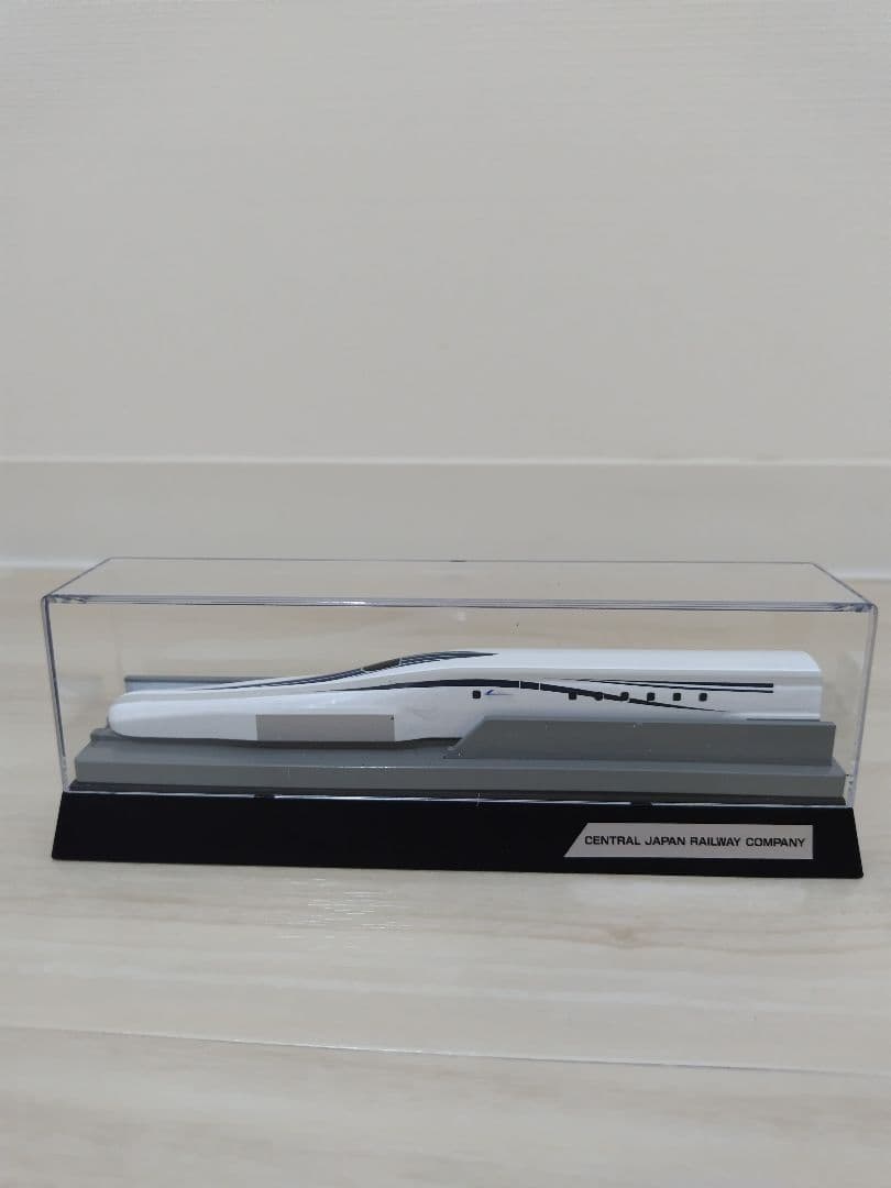 リニアモーターカー模型とフレーム付き写真 リニアモーターカー模型とフレーム付き写真 リニアモーターカー模型と