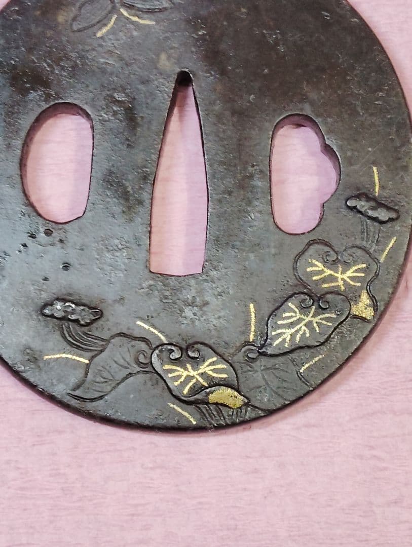 刀装具 鐔 鍔 無銘 鉄地 金象嵌 蝶 葵葉図 丸形鐔 時代物