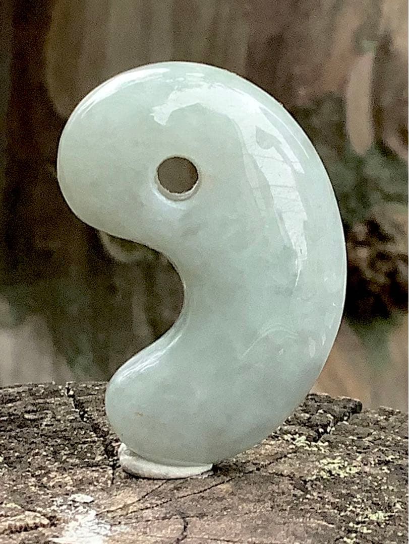 究極のアイスジェイド‼️お値段激安 糸魚川翡翠勾玉*本物氷肌 鑑別書