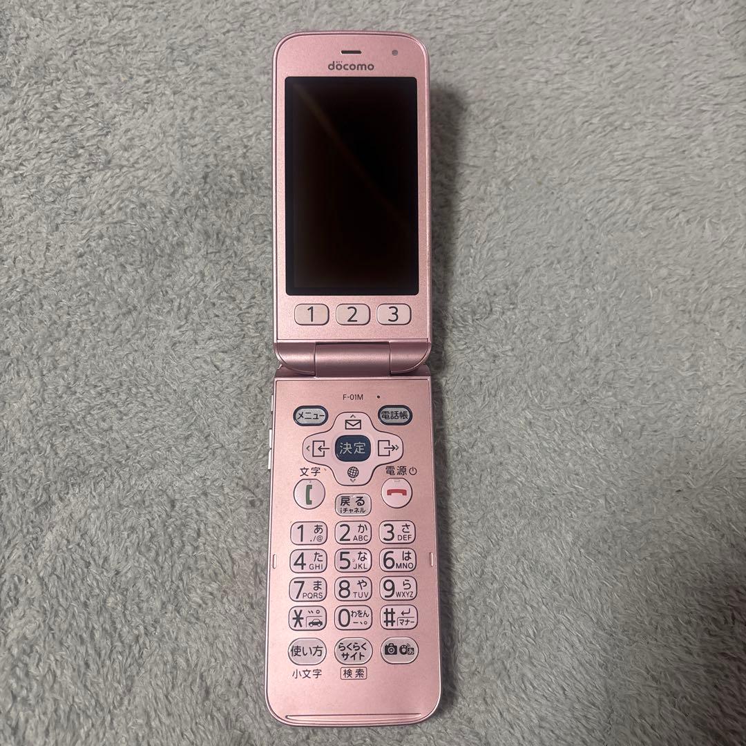 docomo フリップフォン ピンク 本体 充電器付き - メルカリ