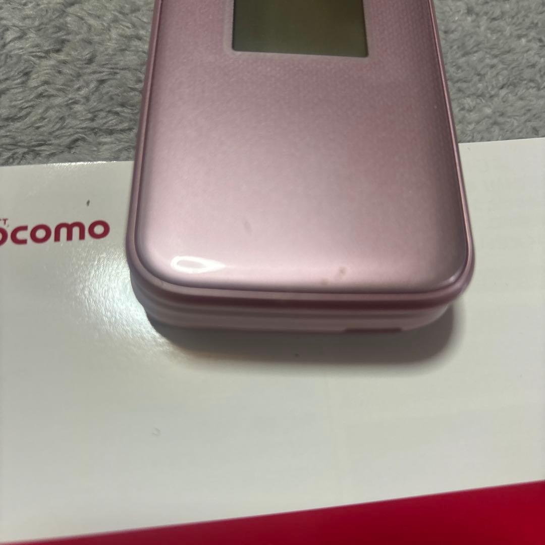 docomo フリップフォン ピンク 本体 充電器付き - メルカリ