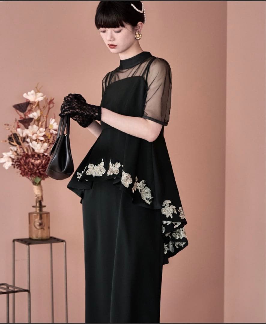 【美品】刺繍ペプラムビスチェ＆Iラインドレスセットアップ　ブラック 刺繍ペプラムビスチェ＆Iラインドレスセットアップ（ドレス）｜etoll