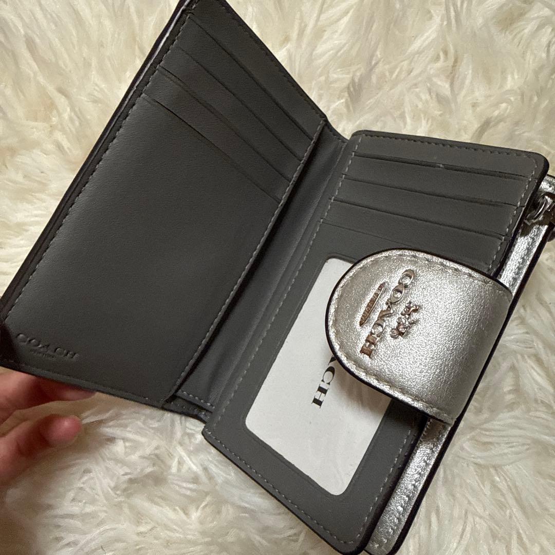 COACH シルバー キルティング 二つ折り財布 - メルカリ