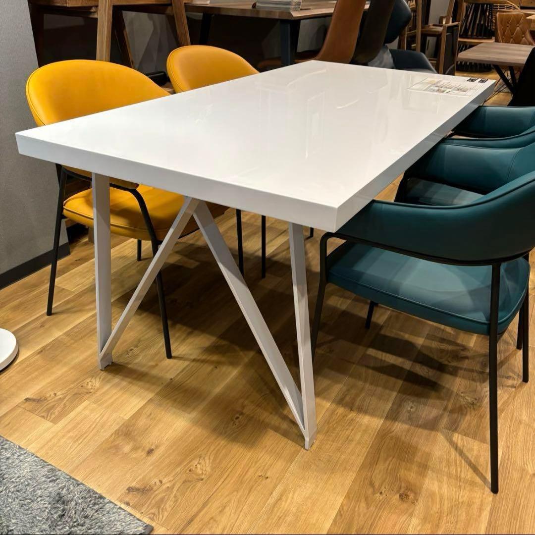 ダイニングテーブル　鏡面　シンプル　モダン　お洒落　高級感　高見え