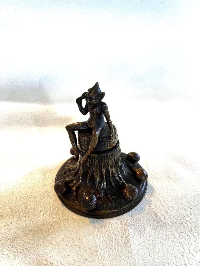 インク壺　ブロンズ製　木株の上に座るデビル