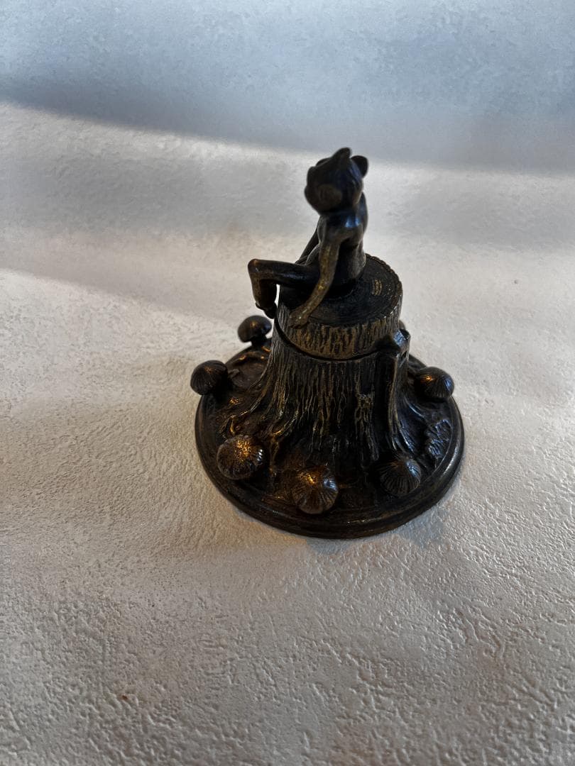 インク壺　ブロンズ製　木株の上に座るデビル