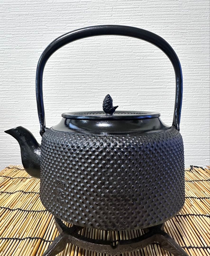 未使用品　成龍堂鋳造所 伝統工芸士 及川　齋（齋峰)造　１８型アラレ　南部鉄瓶