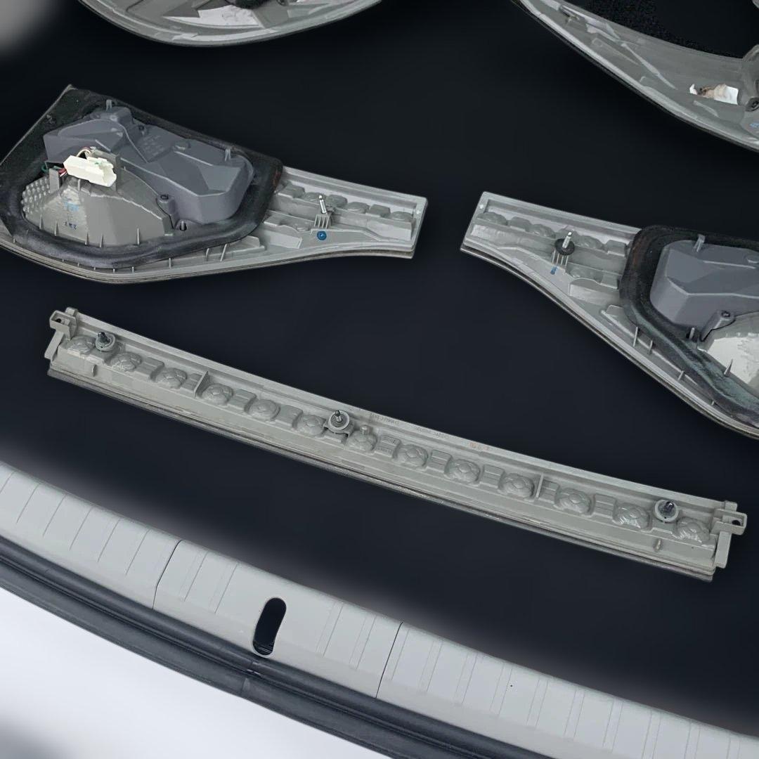 トヨタ エスティマ ハイブリッド AHR20 純正リアテールランプ 中古品