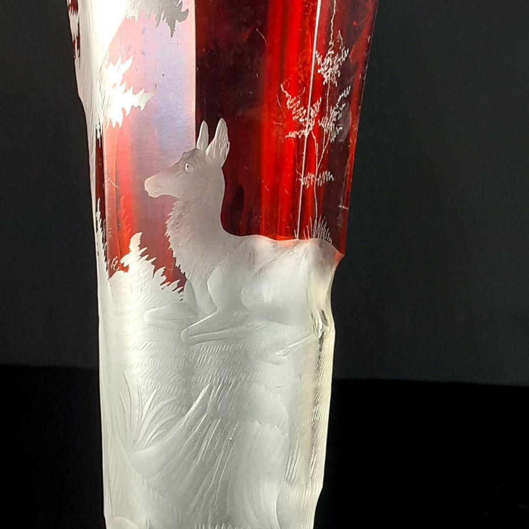 Y957 ボヘミアガラス グラヴィール 赤被せガラス 鹿と風景文花瓶 一対 こ