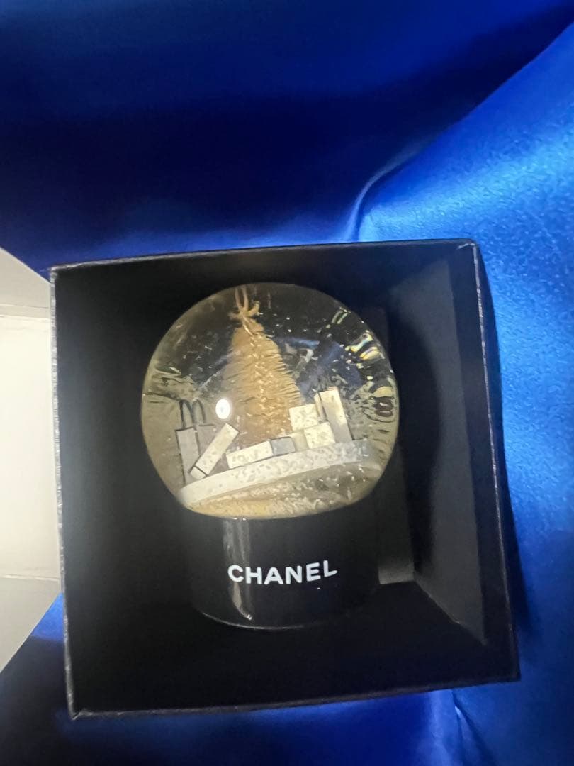 スノードーム　２点　シャネルとロクシタン　インテリアノベルティ