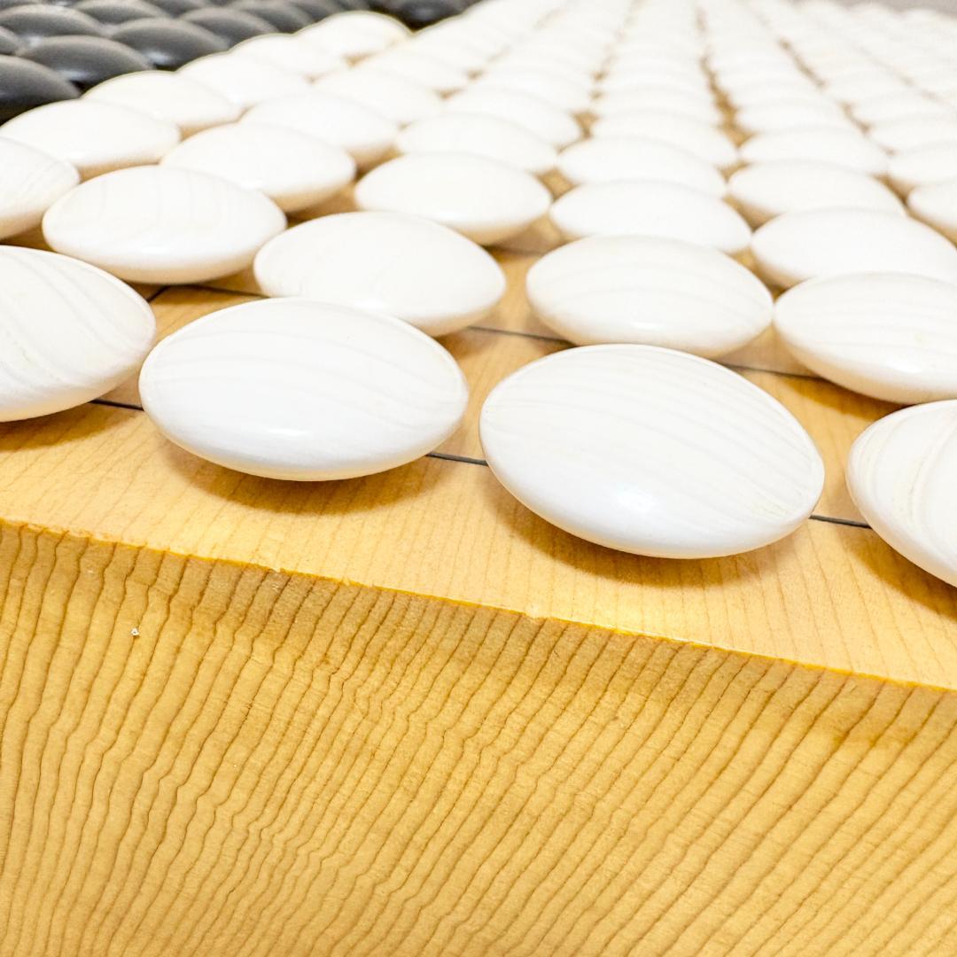 【定価27万円】新榧 6寸 柾目 足付 碁盤 碁石 34号 本蛤 那智黒 木箱付